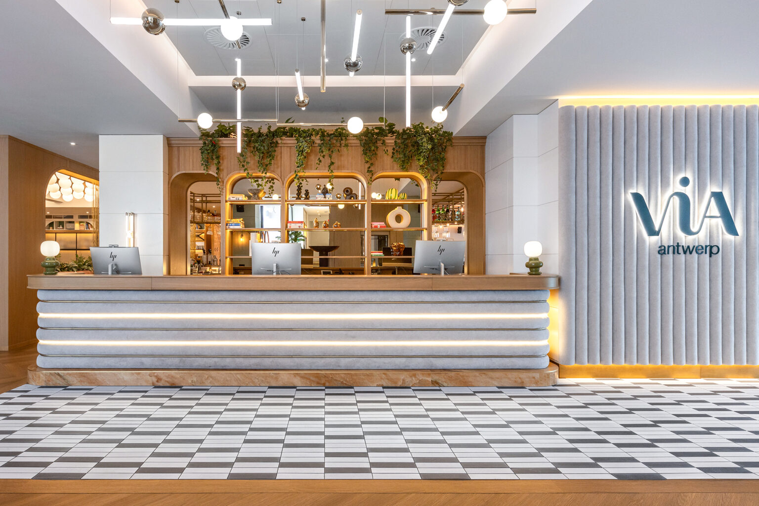 Modern szállodai recepció és lobby enteriőrfotó Budapest – Fuzesi Studio