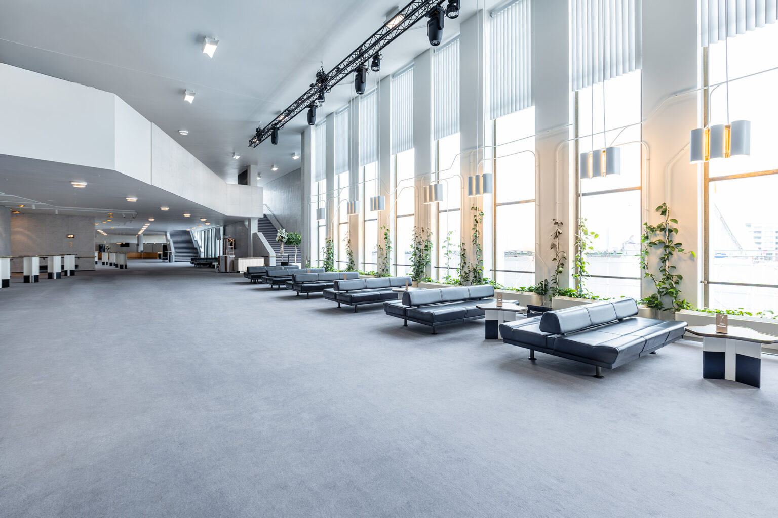 Modern konferenciaközpont előcsarnoka – Enteriőrfotó Budapest – Fuzesi Studio