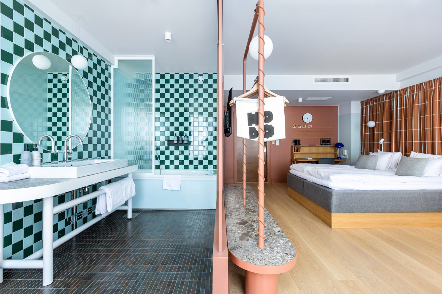 Modern hotelszoba és fürdőszoba enteriőrfotó Budapest – Fuzesi Studio