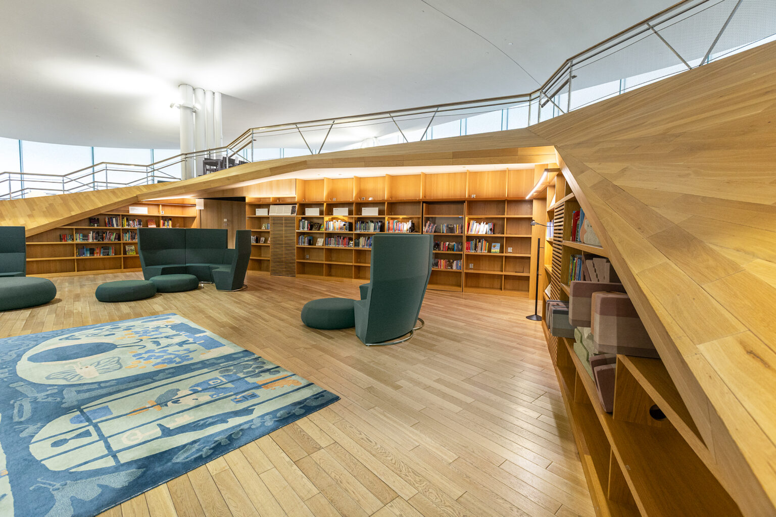 Modern könyvtár enteriőrfotó Budapest – Fuzesi Studio