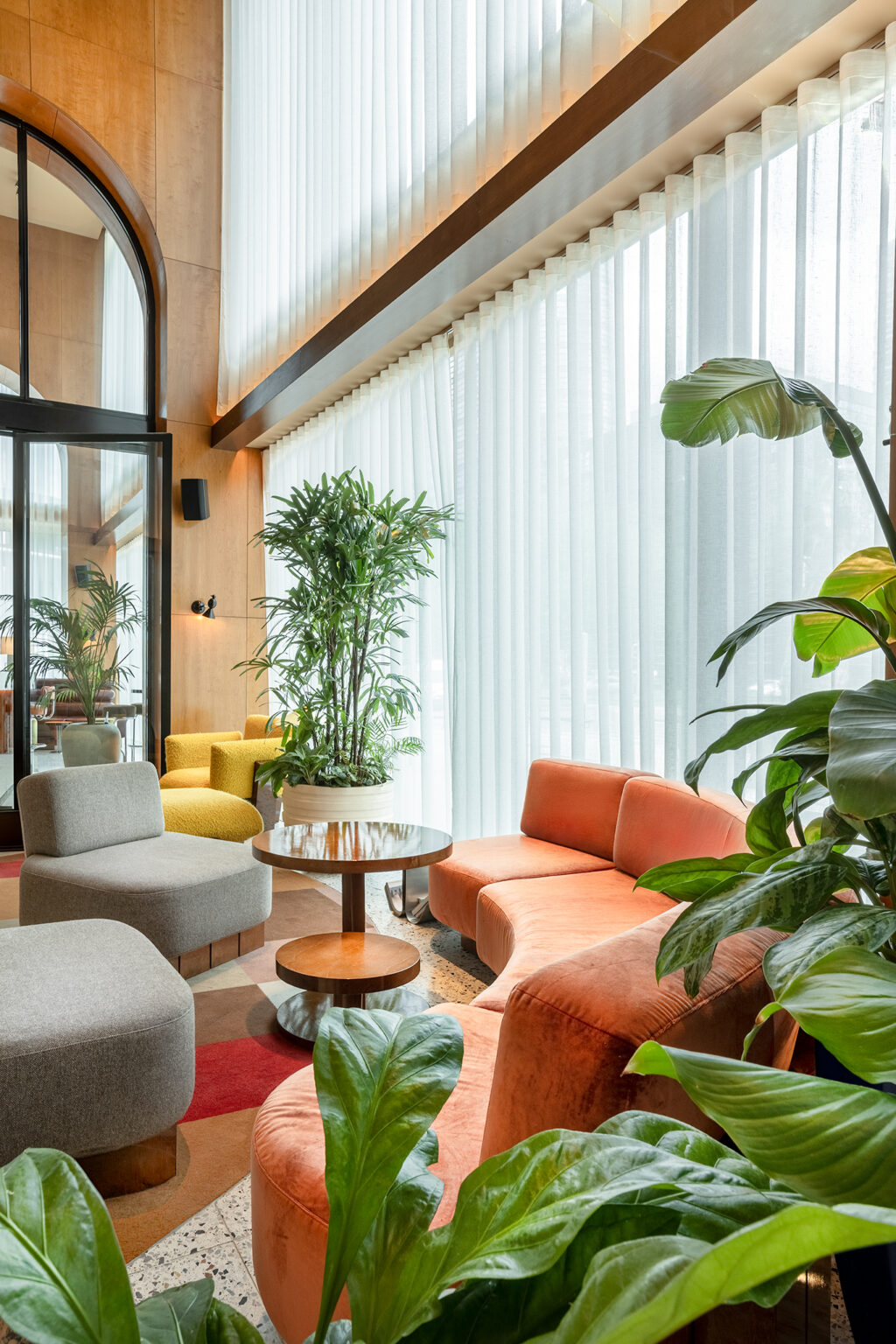 Modern szállodai lounge és lobby enteriőrfotó professzionális hotelfotózással – Fuzesi Studio