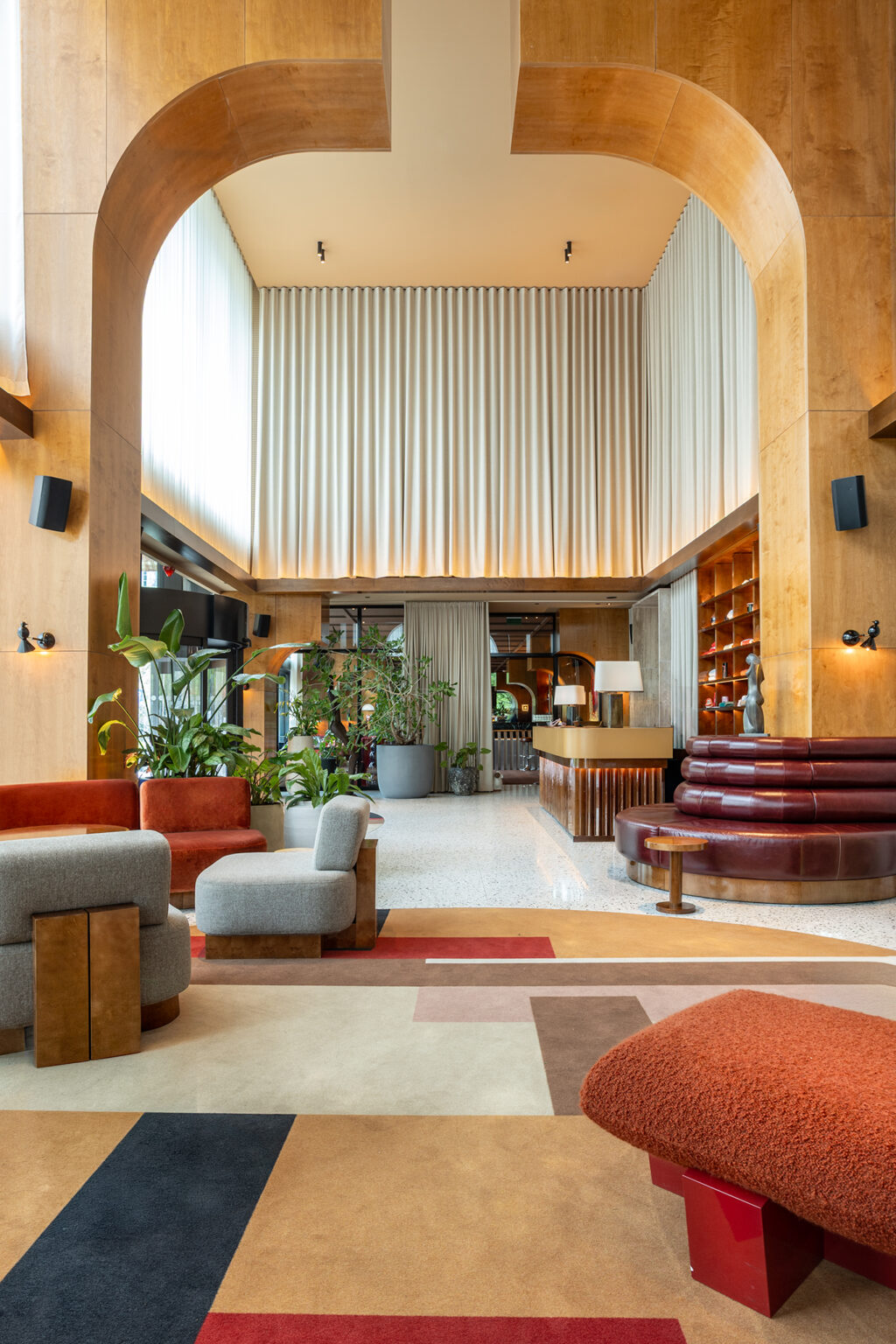 Modern szállodai lobby enteriőrfotó professzionális hotelfotózással – Fuzesi Studio