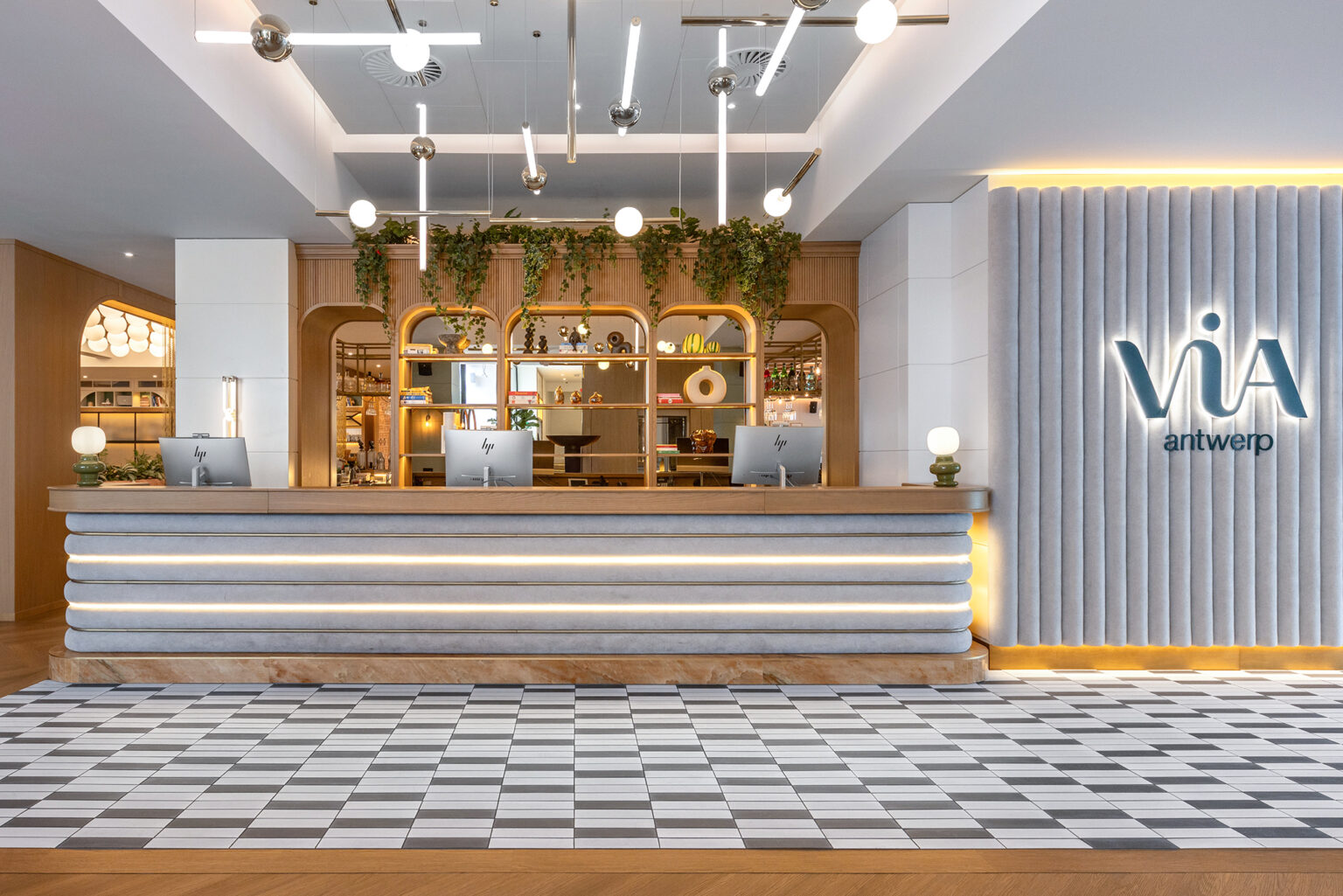 Modern szállodai recepció és lobby enteriőrfotó Budapest – Fuzesi Studio