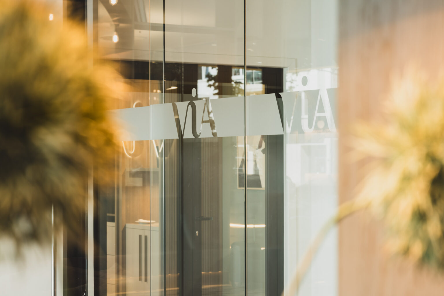 Modern szállodai bejárat és hotel arculati részlet professzionális hotelfotózással – Fuzesi Studio