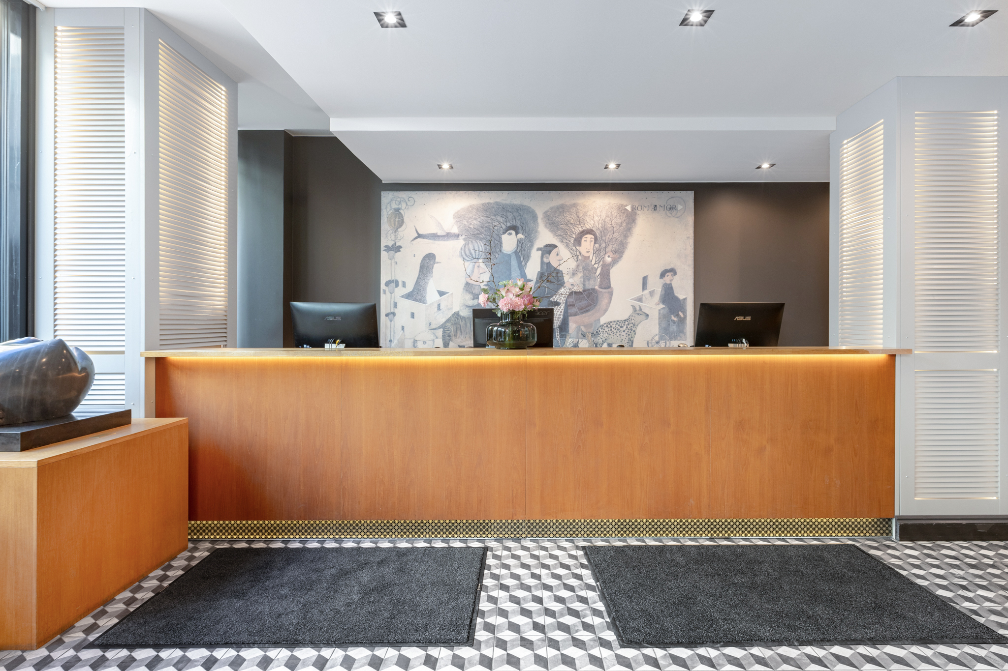 Modern szállodai lobby életképe professzionális enteriőrfotózás során. A Fuzesi Studio olyan vizuális tartalmakat készít hotelek számára, amelyek egyszerre mutatják be a tereket és a vendégélményt, marketing- és webes felhasználásra.